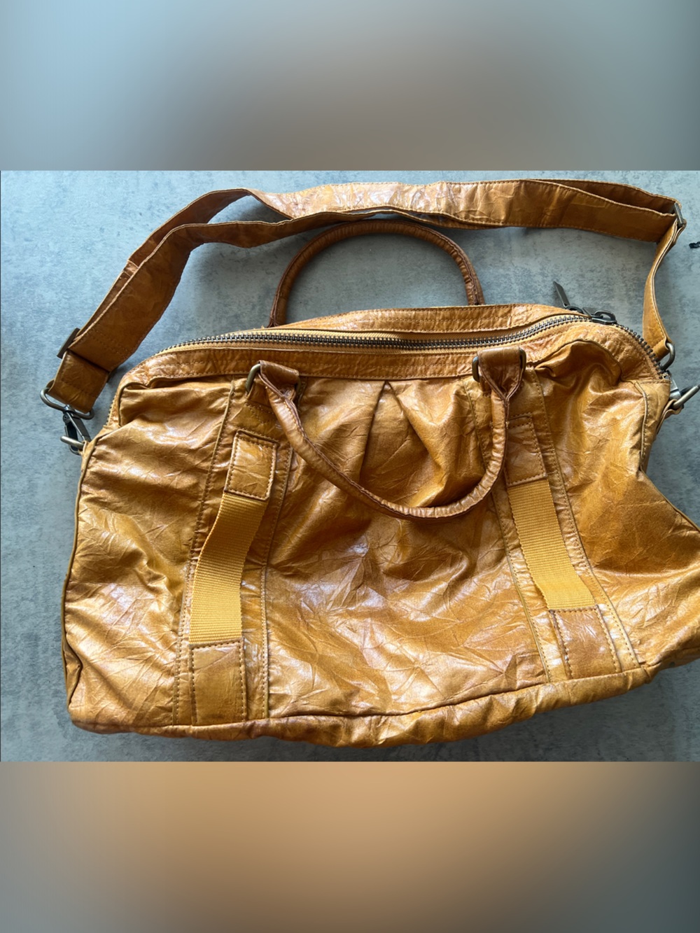 WoMen's Classic Messenger Bag in yellow Tan